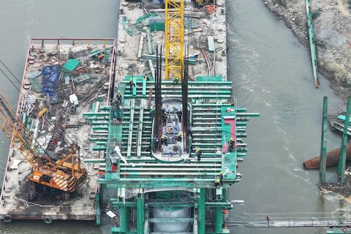 Hình hài những thân trụ đầu tiên của cầu Phong Châu
