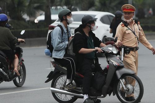 Dùng mánh khóe 'né' ùn tắc, người đi xe máy ở Hà Nội ngẩn người vì bị phạt 5 triệu
