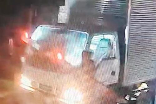 Chuông kêu inh ỏi, gác chắn đã hạ, ô tô vẫn bất chấp lao qua đường ray