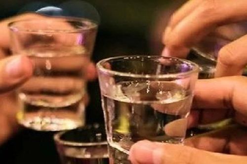 Manh mối 12 chai rượu ở tòa án làm sáng tỏ vụ 6 du khách ngộ độc, 1 người tử vong