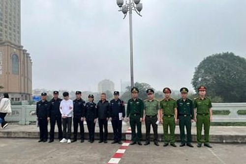 Bàn giao đối tượng truy nã người Trung Quốc