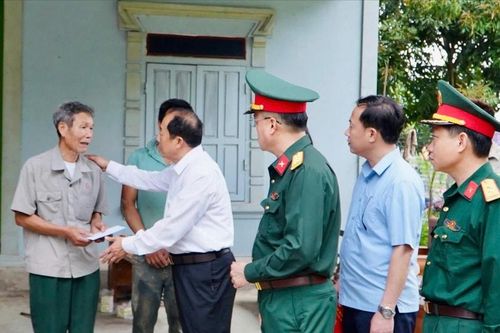 Thăm hỏi, hỗ trợ gia đình nạn nhân tử vong do sập giếng ở Tân Kỳ