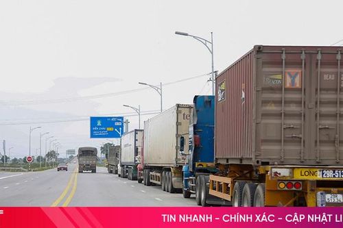 Hàng dài xe tải dọc lối ra vào cao tốc Bắc - Nam ở Hà Tĩnh, tai nạn rình rập