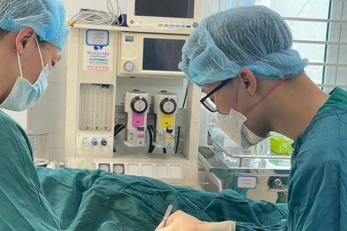 Phẫu thuật thành công cho cụ bà 85 tuổi có khối ung thư vú khổng lồ bị vỡ