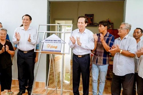 Bộ trưởng Đào Ngọc Dung: Phải đổi mới cách làm để các hộ nghèo sớm có nhà ở