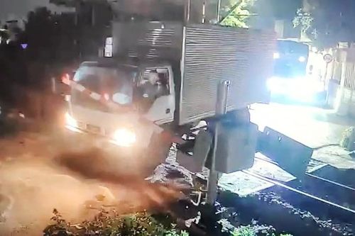Hàng trăm vụ tài xế cố tình vượt đường ngang, đe dọa an toàn chạy tàu