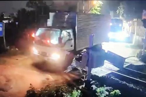 Xe tải kẹt trên ray, 'thoát tử thần' trong gang tấc trước khi tàu hỏa lao đến
