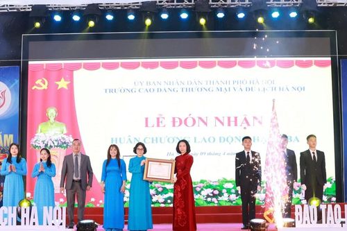 Trường CĐ Thương mại và Du lịch Hà Nội nhận Huân chương Lao động hạng Ba