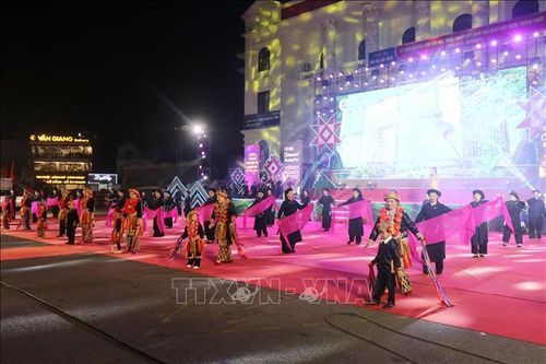 Lễ hội Carnaval đường phố đầy sôi động tại Bắc Kạn