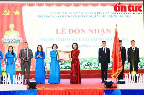 Trường Cao đẳng Thương mại và Du lịch Hà Nội đón nhận Huân chương Lao động hạng Ba