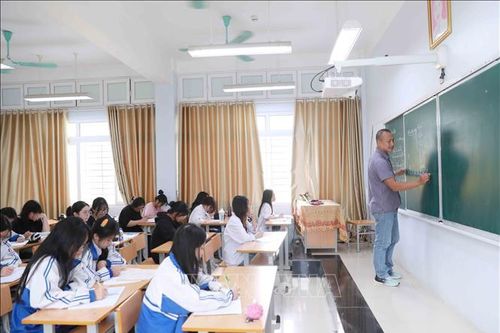 Bộ Giáo dục và Đào tạo 'tuýt còi' các trường tuyển sinh sử dụng 'tổ hợp lạ'