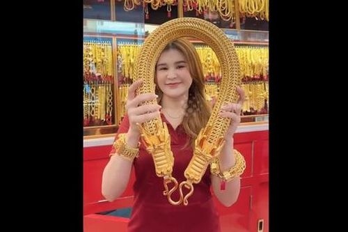 Cô gái khoe sợi dây chuyền vàng khổng lồ, nặng 7kg giá 17 tỷ đồng