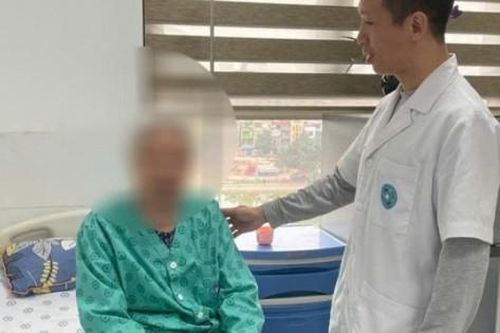 Cụ bà ở Hà Nội có khối u vú nặng 3kg