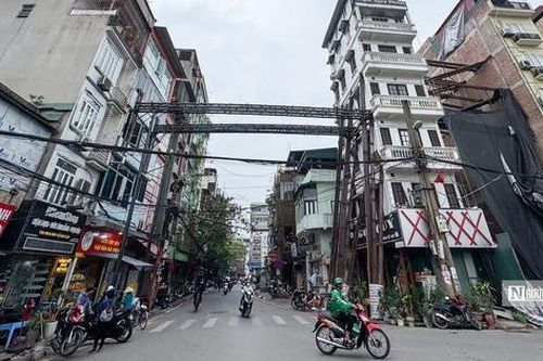 Căn nhà được gia cố bằng chi chít cọc sắt và khung thép ở Hà Nội