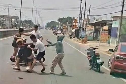 Tây Ninh: Va chạm giao thông, một người đàn ông bị đánh gục xuống đường