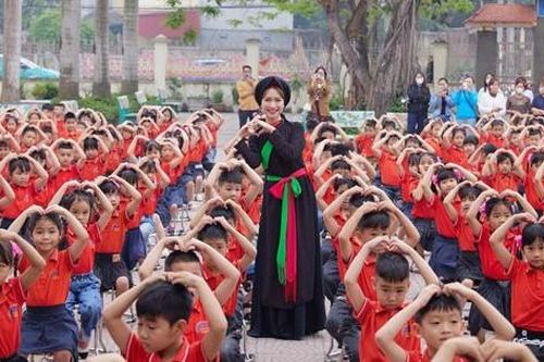 Sau thành công của 'Bắc Bling', ca sĩ Hòa Minzy tri ân học sinh Tiên Du - Bắc Ninh