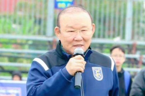 Tin sáng 9/4: Kỷ lục! đội của ông Park có 1 HLV và 9 trợ lý