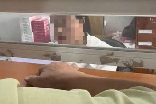 Bị phản ánh trừng mắt với bệnh nhân, bệnh viện giải thích nhân viên mắc chứng lồi mắt
