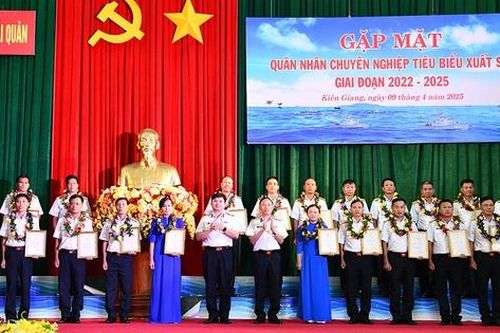Vùng 5 Hải quân: Tuyên dương 19 gương mặt quân nhân chuyên nghiệp tiêu biểu xuất sắc