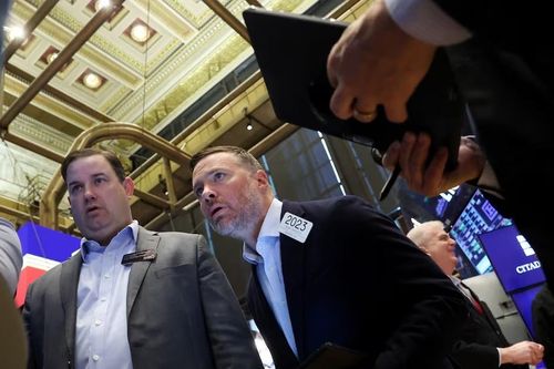 Thất vọng vì thuế quan, S&P 500 chạm đáy gần một năm