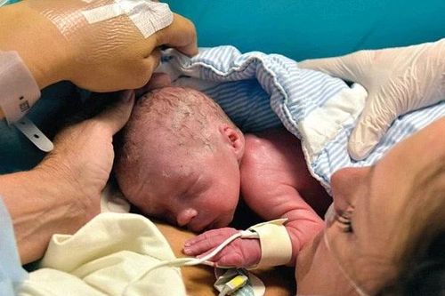 Sản phụ đầu tiên ở Anh sinh con thành công từ tử cung cấy ghép