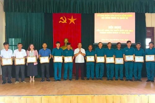 Kông Chro khen thưởng 45 tập thể, cá nhân xuất sắc trong công tác tuyển quân năm 2025