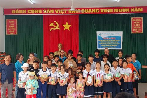 Tặng hơn 370 suất quà cho trẻ em, phụ nữ khó khăn ở tổ dân phố Bích Đầm và Vũng Ngán