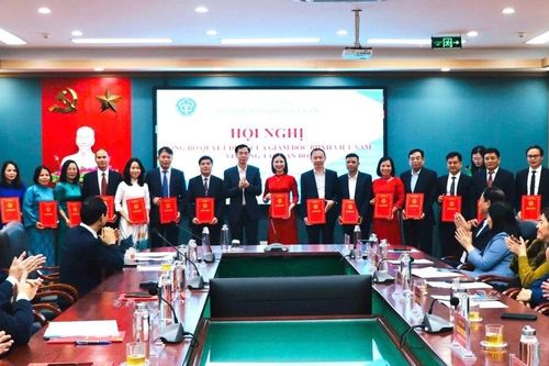 Công bố và trao các quyết định về công tác cán bộ tại Bảo hiểm xã hội khu vực XVII
