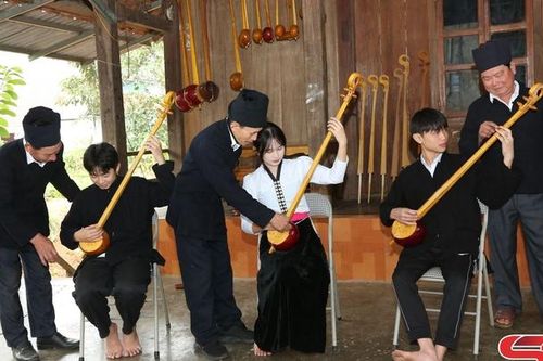 Người cao tuổi giữ gìn văn hóa truyền thống