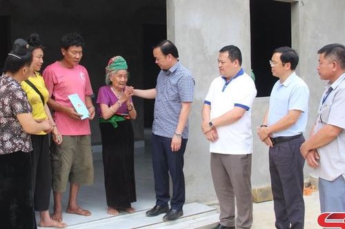 Đồng chí Bí thư Thành ủy Sơn La kiểm tra tiến độ xóa nhà tạm, nhà dột nát