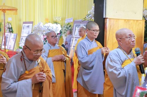 Phân ban Ni giới T.Ư viếng tang Ni trưởng Thích nữ Diệu Tâm