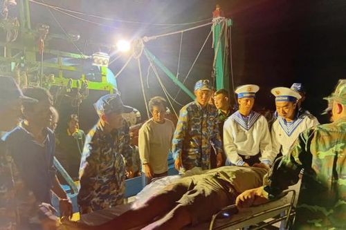Bệnh xá đảo Trường Sa cứu ngư dân bị dập nát bàn tay