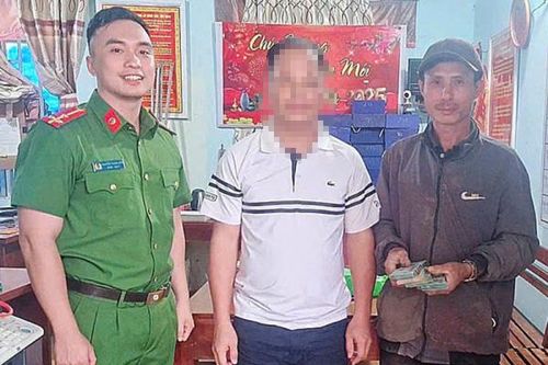Nhặt được hơn 130 triệu đồng, nhờ Công an xã tìm người trả lại