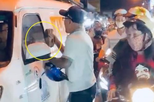 Triệu tập đối tượng có dấu hiệu say xỉn đập phá xe ô tô giữa đường