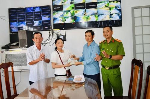 Nam thợ hồ nhặt được 18 triệu đồng nhờ trả lại nữ công nhân vừa thất nghiệp