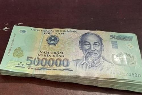 Tìm người đánh rơi cọc tiền mệnh giá 500.000 VND
