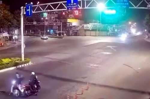 Bắt kẻ dùng kéo đâm nhiều người đi đường