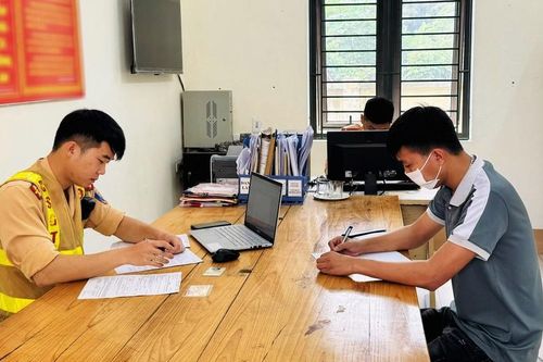 Xử phạt 5 triệu đồng chủ xe bán tải chở 2 trẻ em trên thùng xe