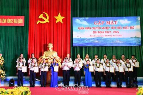 Bộ Tư lệnh Vùng 5 Hải quân gặp mặt quân nhân chuyên nghiệp tiêu biểu xuất sắc