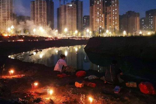 Tưởng cháy rừng ngày Thanh minh, hóa ra là lễ hội ma cổ truyền Trung Quốc