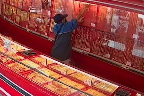 Thái Lan: Tên cướp 1 mình 1 súng, cuỗm sạch hơn 7 tỷ đồng tiền vàng rồi ung dung rời đi giữa ban ngày