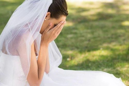 Mẹ và con gái căng thẳng vì đám cưới: 'Trông con như một cái lều xiếc'
