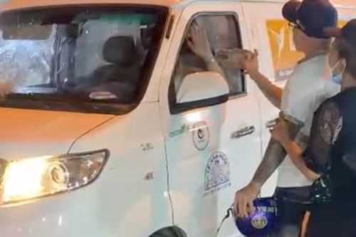 Lấy lời khai người đàn ông dùng nón bảo hiểm, gạch đá đập kính xe tải