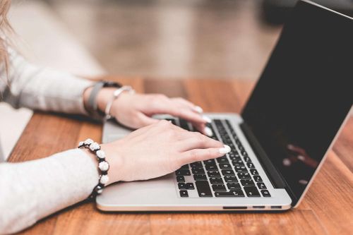 Tan làm sớm 1 phút, cô gái bị đuổi việc
