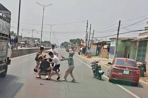 Người đàn ông bị đánh tới tấp nghi do va chạm giao thông ở Tây Ninh