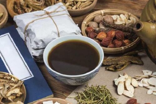 Toàn thân phù nề vì tin quảng cáo thuốc nam 'trị bách bệnh'