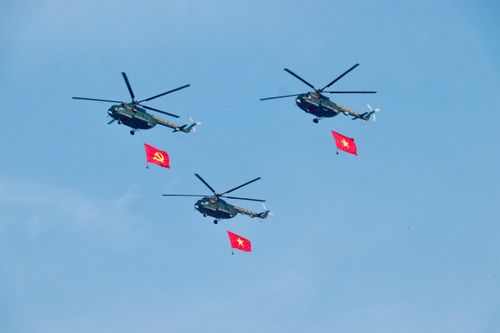 Phi đội trực thăng mang cờ Tổ quốc bay trên bầu trời Đồng Nai