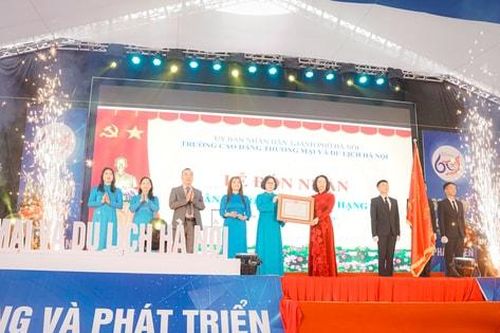 Trường Cao đẳng Thương mại và Du lịch Hà Nội đón nhận Huân chương Lao động hạng Ba