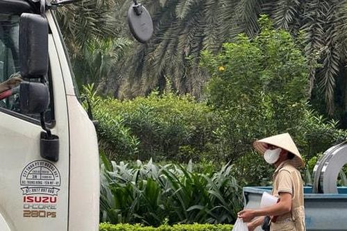 Hà Nội: Xử phạt người bám ô tô để bán cà phê, bánh mì đầu Đại lộ Thăng Long