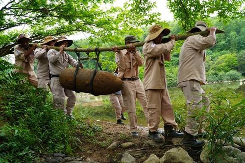Phát hiện quả bom 'khủng' bên bờ suối